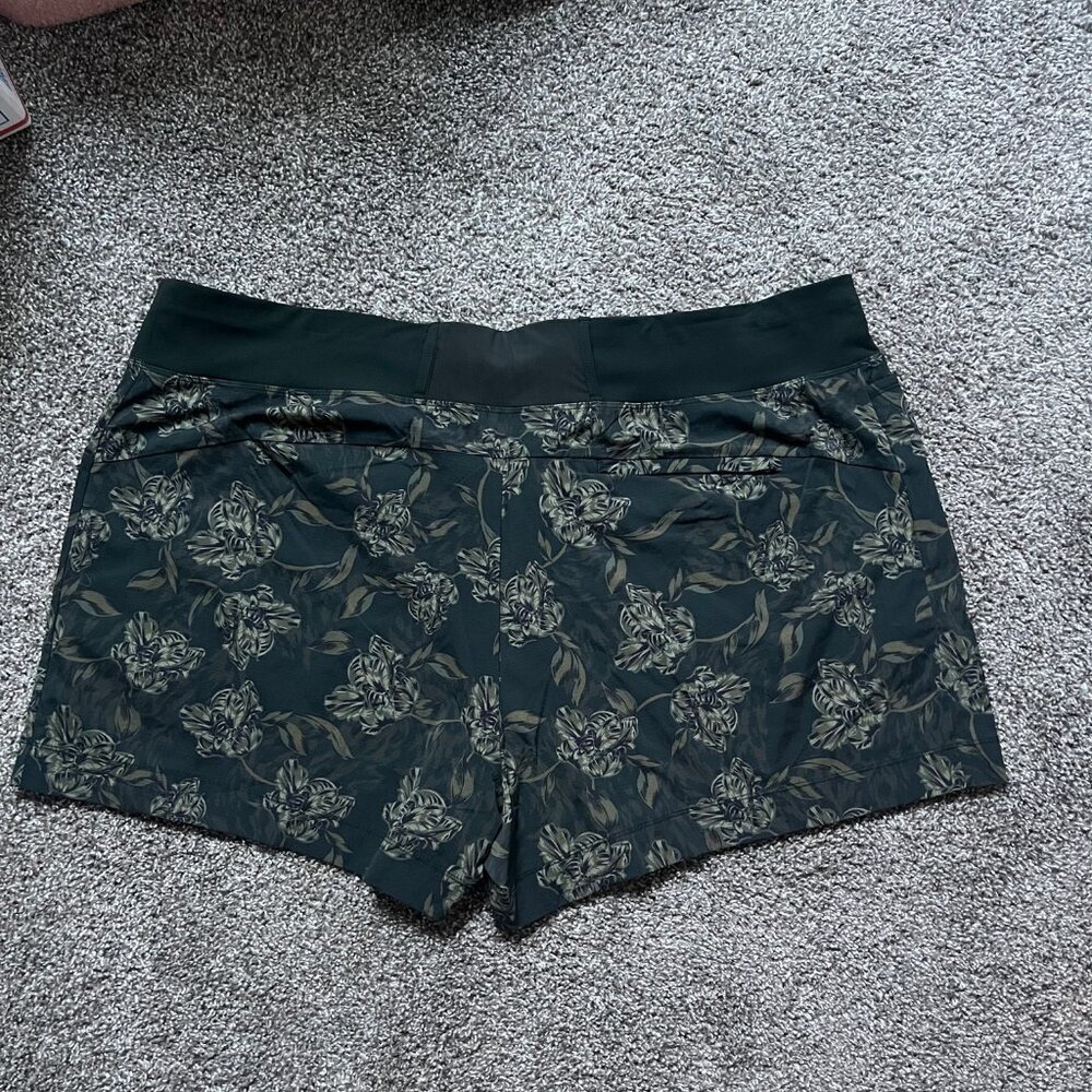 NWOT Plus Size Athleta Trekkie North Printed Stretch Shorts,  Olive, Size 26W